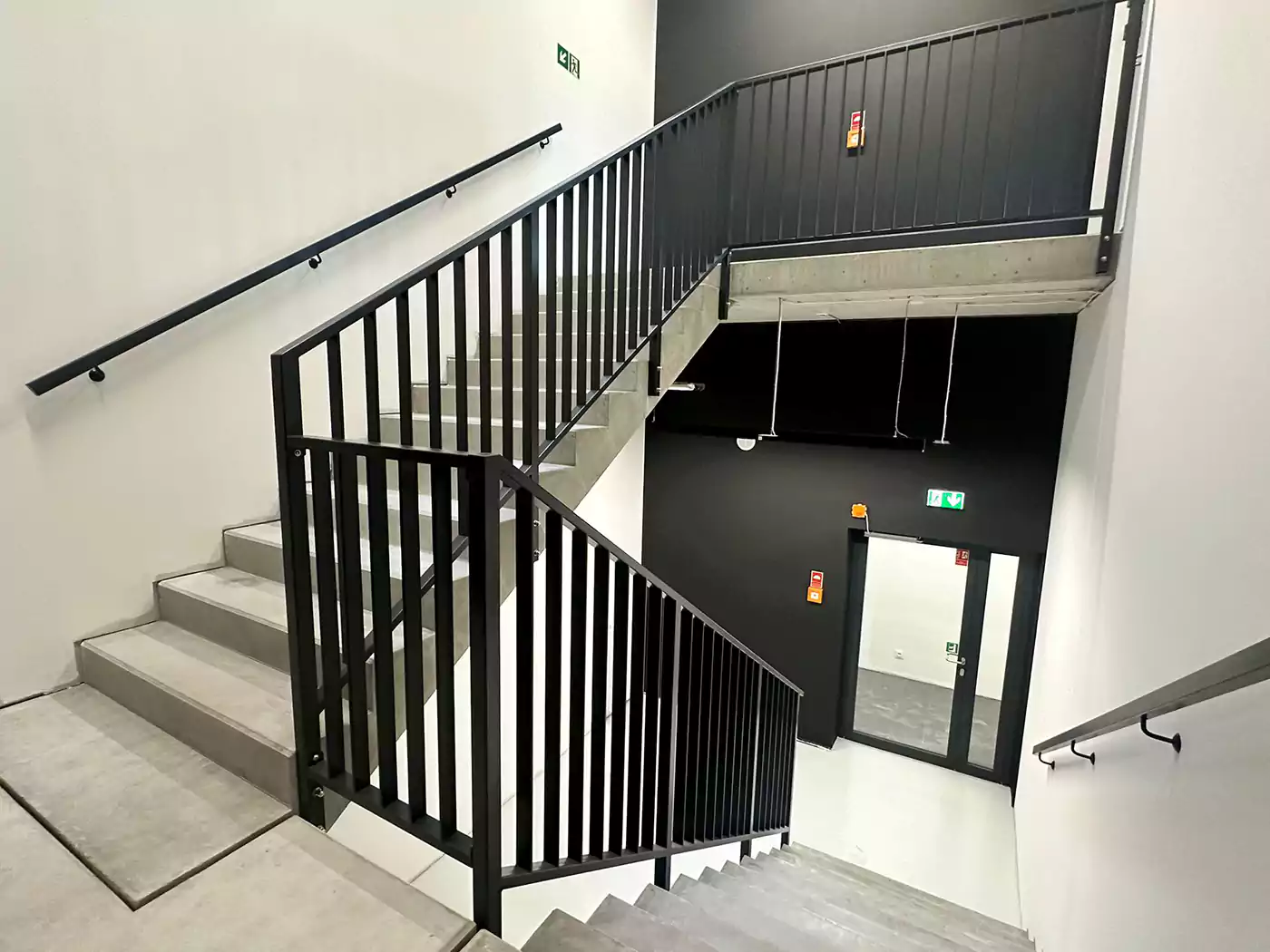 Balustrada schodowa czarna — realizacja TOKAR Katowice